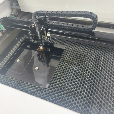 Profesyonel Tasarım Yazılımı ile Daqin Mobile 30W Ekran Koruyucu Lazer Kesim Makinesi
