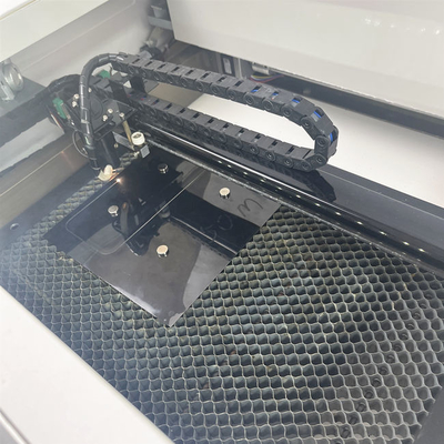 Profesyonel Tasarım Yazılımı ile Daqin Mobile 30W Ekran Koruyucu Lazer Kesim Makinesi