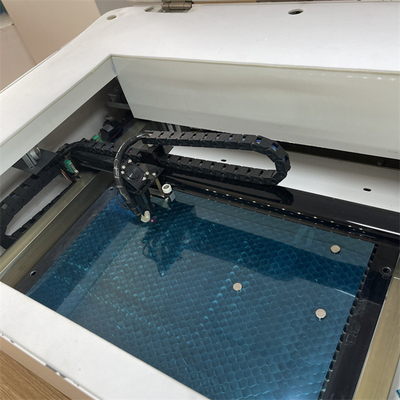 Daqin Ekran Koruyucu Lazer Kesme Makinesi Hızlı ve Keskin Üretim için Kesme Doğruluğu 0.01mm