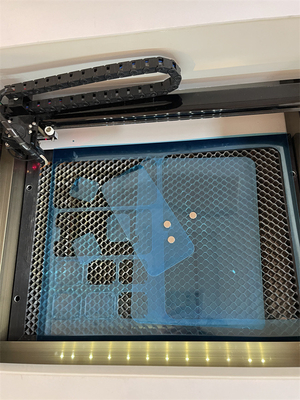 Hızlı hassas Mobil Tempered Glass Ekran Koruyucu Yüksek Hassasiyetli Lazer Kesme Makinesi