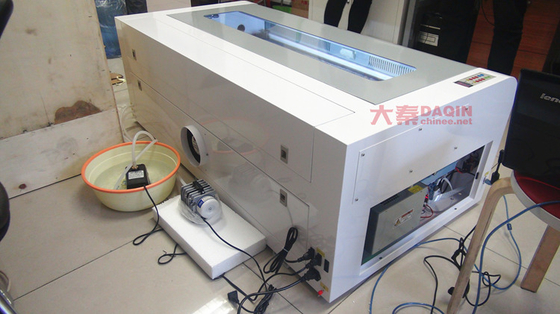 Kapalı Ortam Çalışma Ekran Koruyucu Lazer Kesim Makinesi AC220V/50Hz Voltaj 1000*800*800mm Boyut